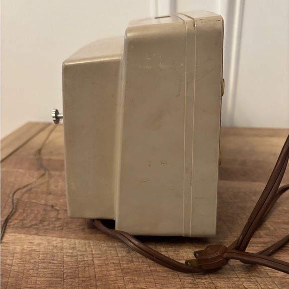 Vintage Magnavox AM Clock Radio Tube MARDI GRAS 1960s Beige For Parts or Repair - Picture 7 of 9